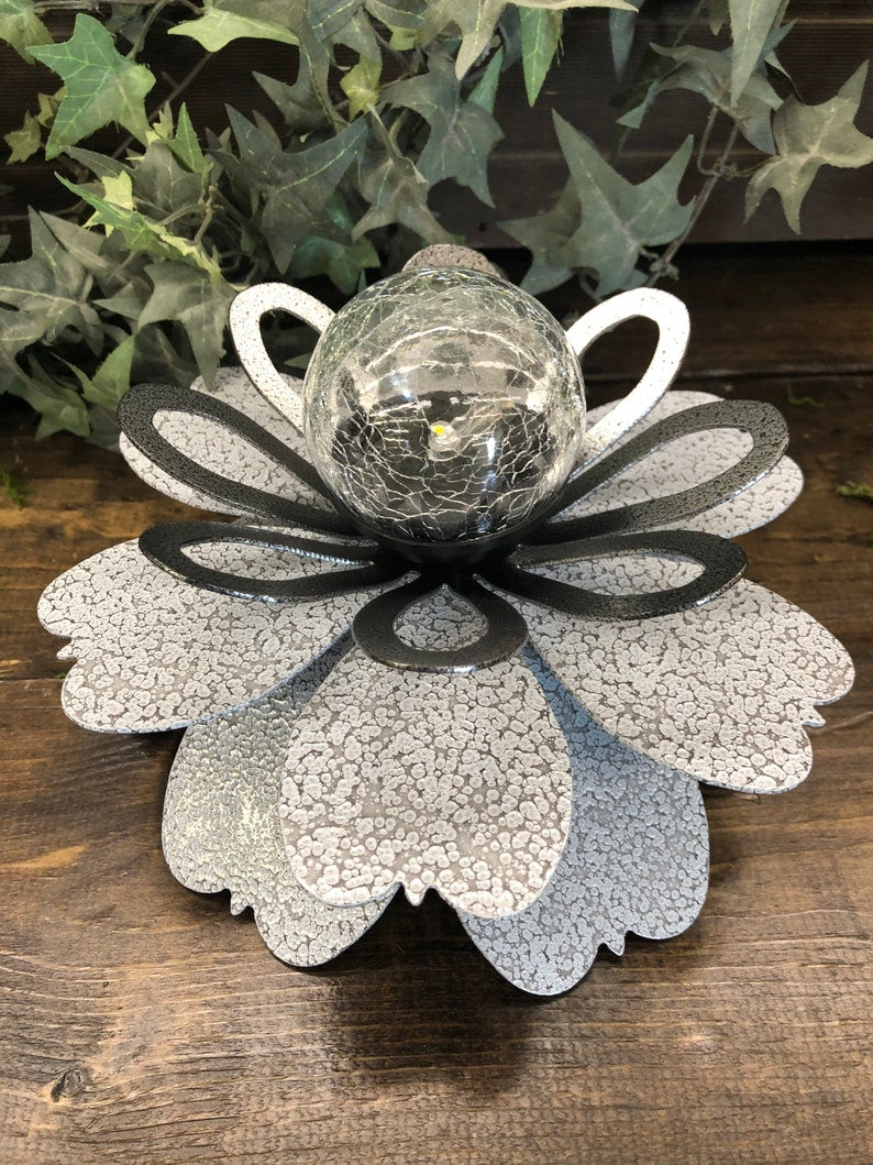 Solar Powered Lotus Flower Light with Crackle Glass Ball - Waterproof Garden Decor🔥